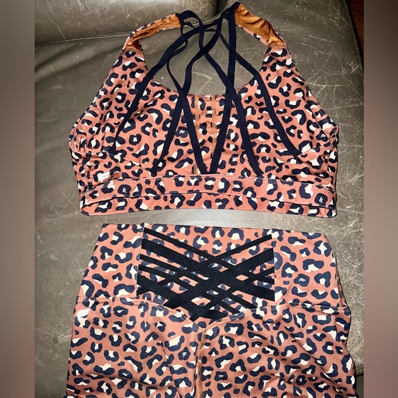 Fabletics Workout Set - Picture 9 of 9